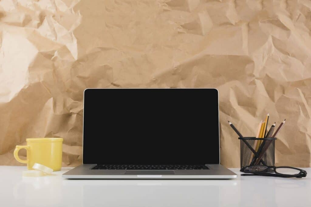 Karriere career roadmap concept illustrated by an open laptop on a wooden desk, symbolizing career planning, goal setting, and long-term income growth