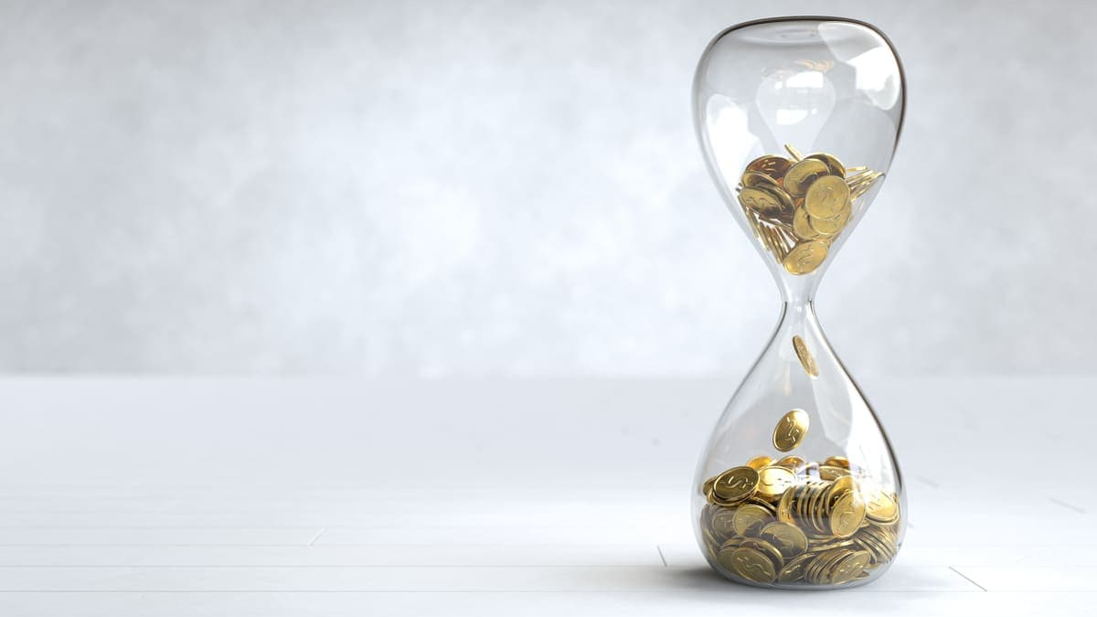 Nebenjob vs. Vollzeitjob Wealth symbolized by an hourglass filled with golden coins, representing time, money, and long-term financial growth