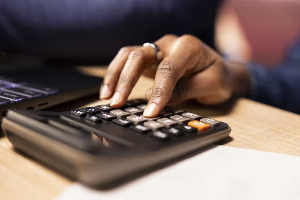 casal negro gerir as financas e os impostos da sua empresa independente