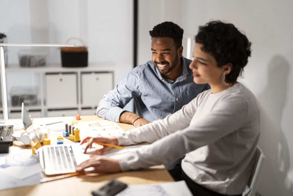 equipe de designers trabalhando no modelo 3d