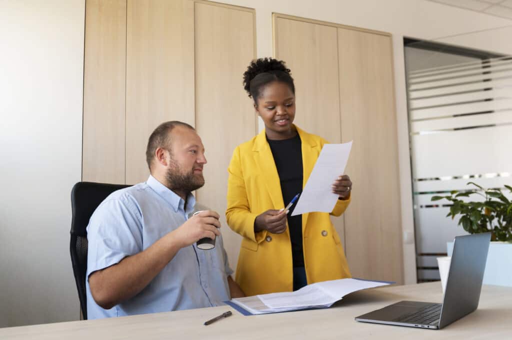 pessoas de tiro medio trabalhando no escritorio
